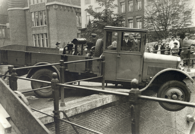24847 Afbeelding van een tegen de balustrade gereden en overhellende vrachtauto op de Jansbrug over de Oudegracht te Utrecht.